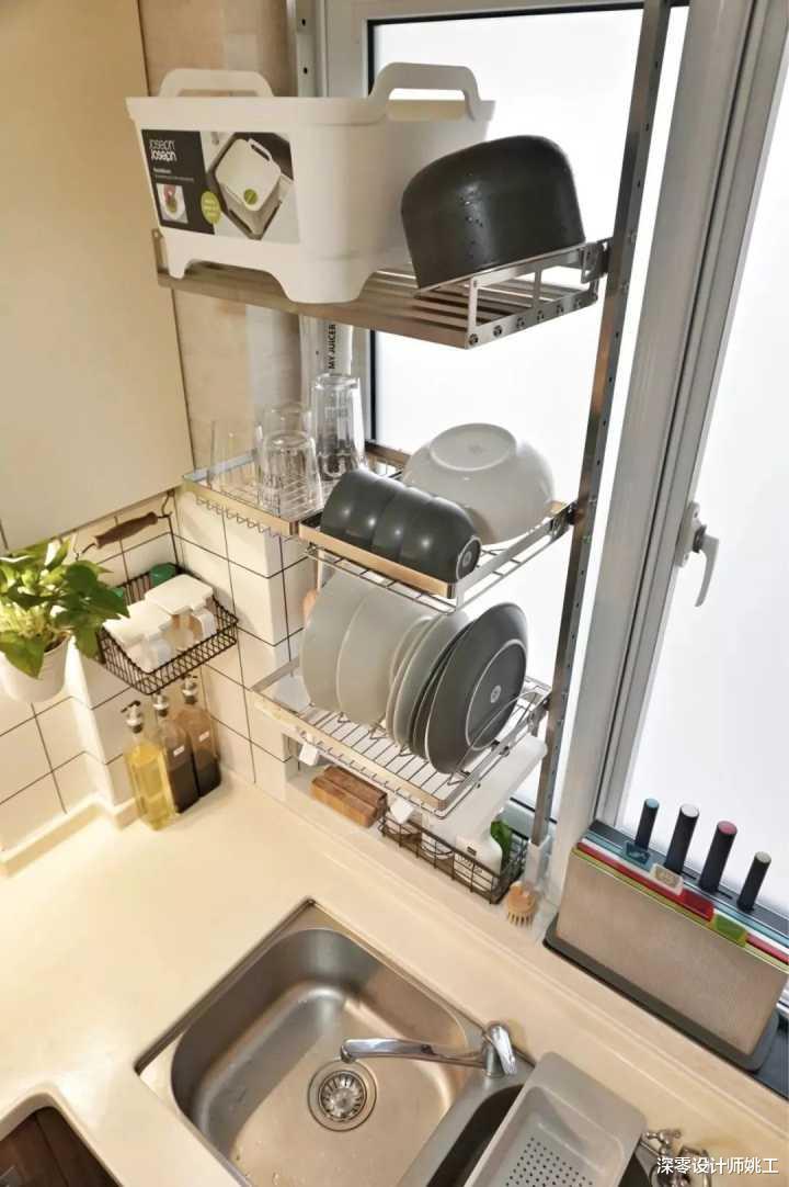 总结厨房的4处收纳技巧,吊柜部分开放,台面置物架等,干货满满