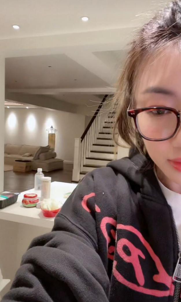 成龙|程晓玥罕见在豪宅内直播，和郑恺分手后至今单身，豪宅内很空旷