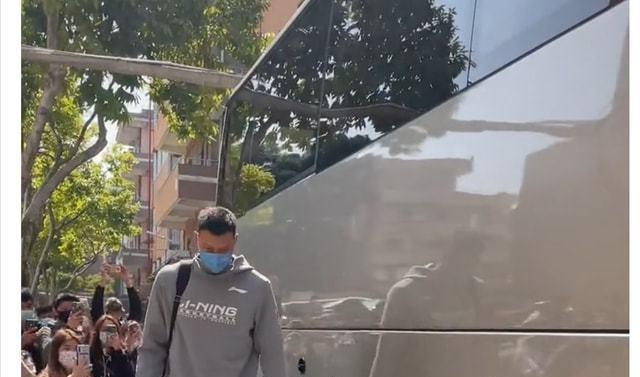 广东男篮|广东抵达佛山，赵睿西装抢镜，胡明轩卖萌，谁注意易建联的打扮