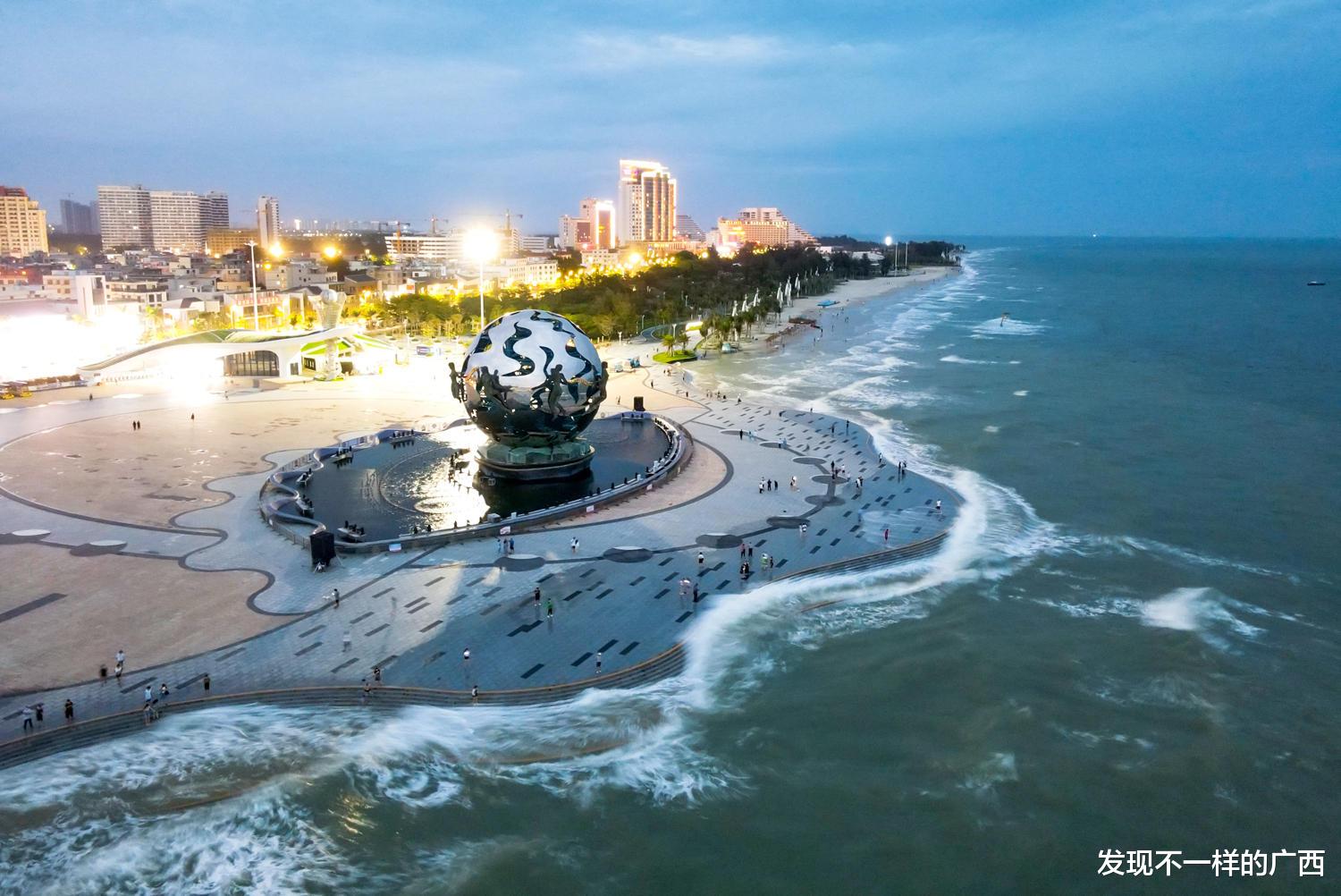 银滩|天文大潮叠加西南大浪，今天，北海银滩景区真是好浪啊！