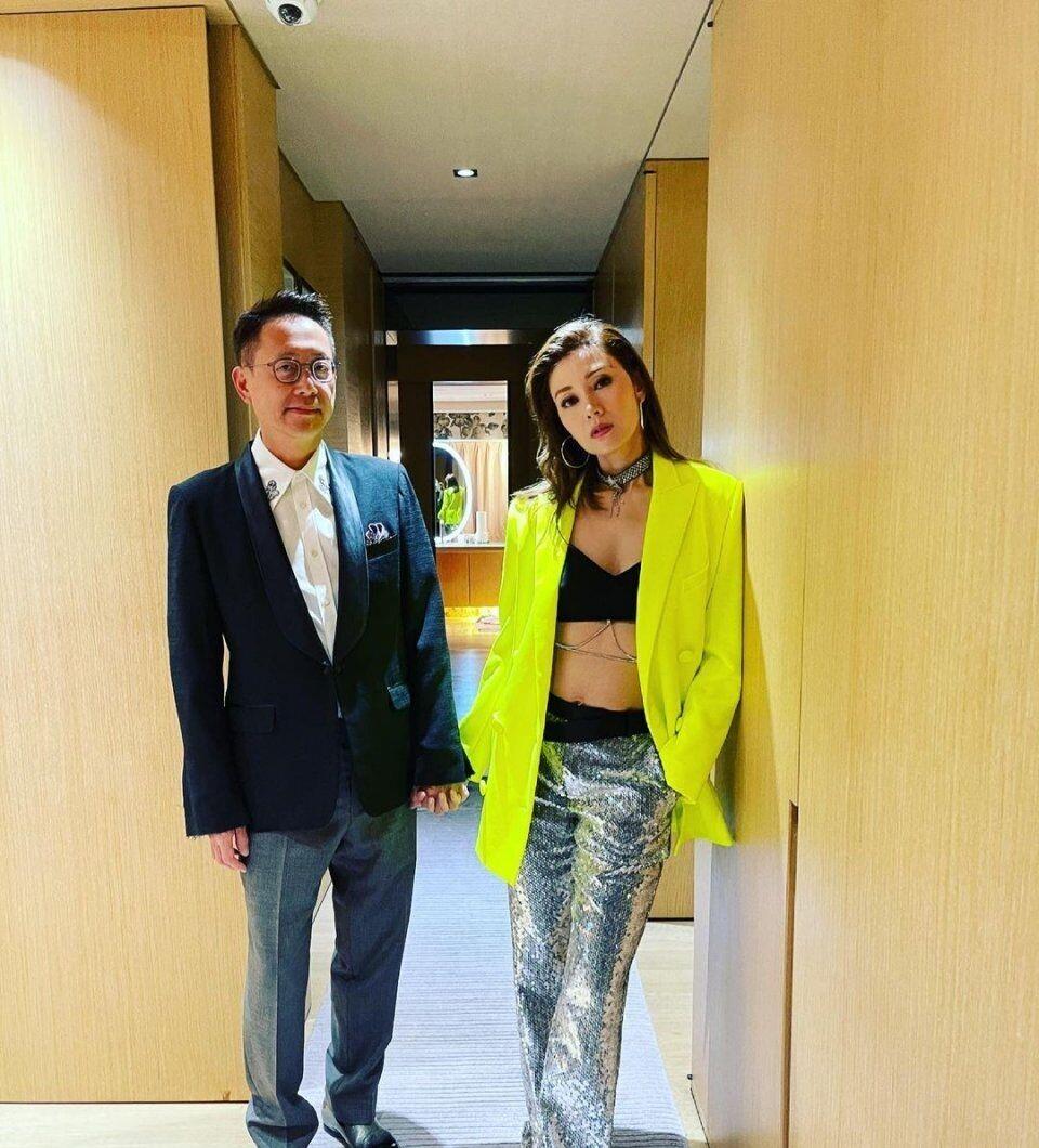 李嘉欣|李嘉欣脸圆润更加漂亮，跟一众富婆合影最有气质，姐姐颜值最差