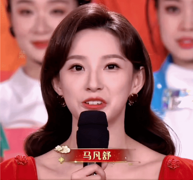 秦岚|2023年央视春晚:女主持网红脸、秦岚发文道歉、宋轶杨紫获好感