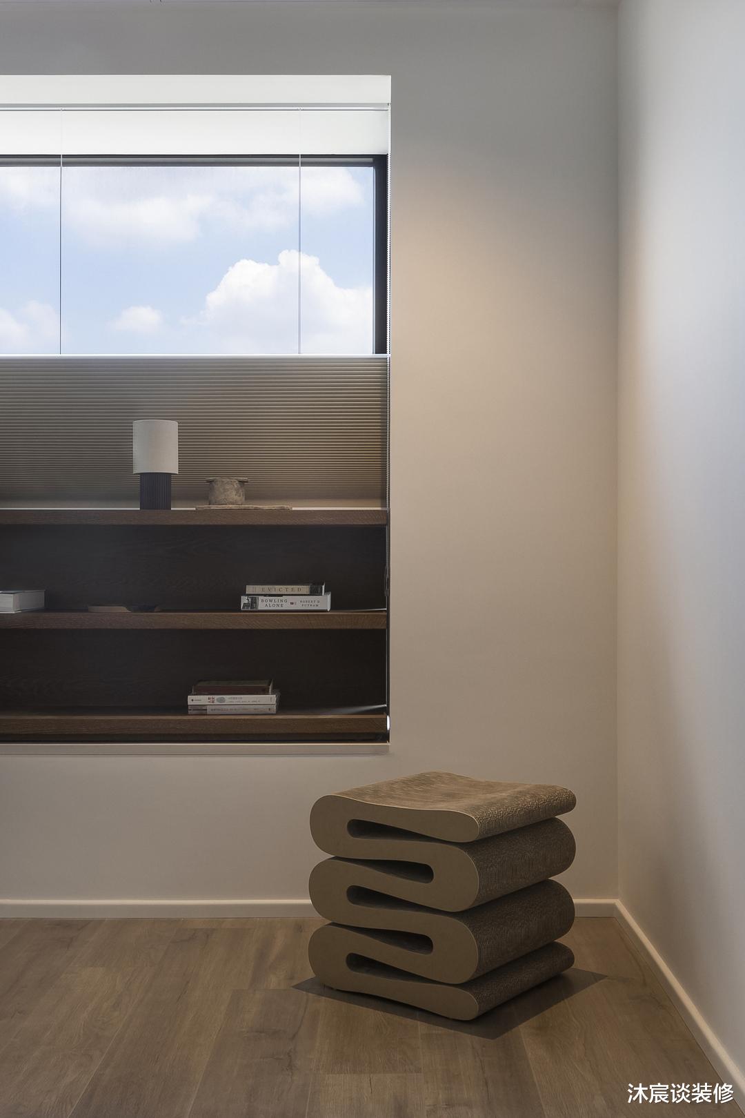 夫妻晒出“家徒四壁”极简新家，不花哨很干净，真是越简单越幸福