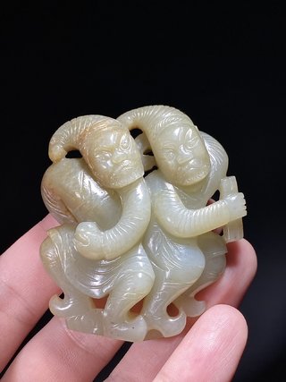 和田玉籽料|元 和田玉籽料 胡人献宝 把件 摆件 中古玉