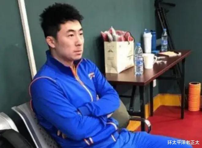 教练|国乒33岁教练惹争议!弟子输球他黑脸扭头就走,留下弟子落寞退场