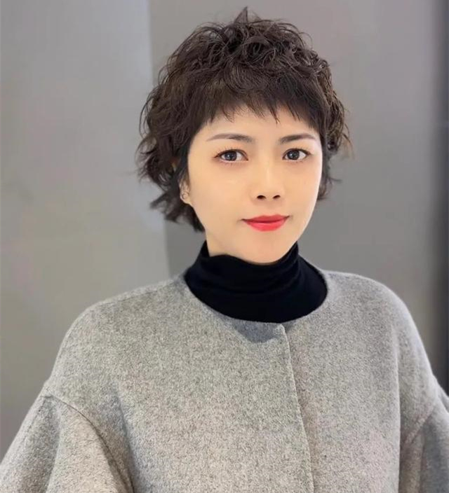 发型 50岁女人烫什么发型显年轻?十款洋气减龄卷发,显气质又有品位