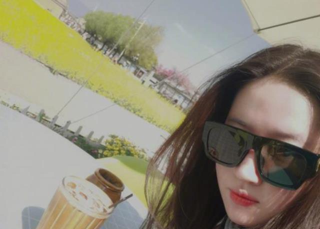 刘亦菲|刘亦菲近况曝光,在外喝咖啡被网友偶遇,脸部泛红下巴圆润