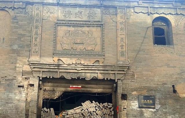 大同有座100年前的青楼，装饰奢华精美，可惜被一堆垃圾围住