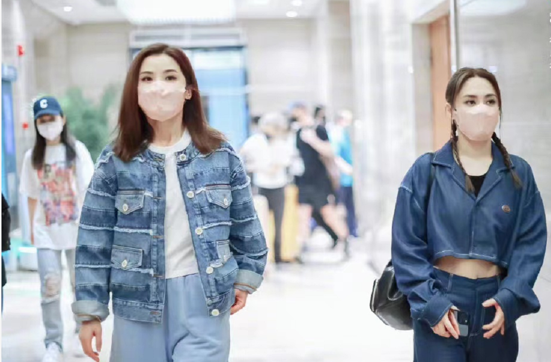 阿娇|41岁阿娇终于瘦了！迫不及待穿露脐装走机场，跟阿Sa参加浪姐美翻