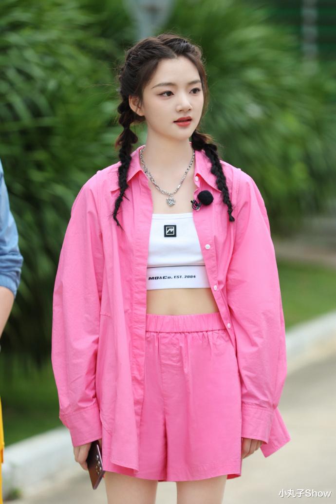 小仙女来了！任敏一袭小清新白裙走机场，佩戴童款墨镜活力十足