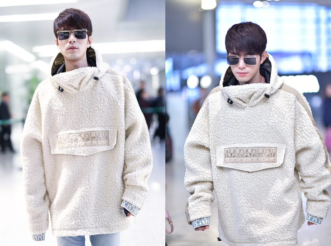 吴奇隆|陈学冬脸色看着有点差，不过全黑卫衣穿搭挺时尚，简约中展现高级