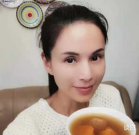 李若彤|55岁李若彤晒自拍,皮肤嫩成少女,下厨做菜引调侃:本人更秀色可餐