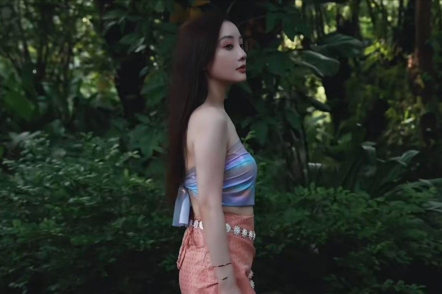 李小璐|李小璐现身寺庙修行,双手合十认真祈祷,性感穿着惹争议