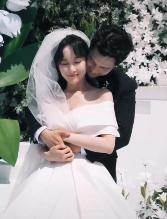 张檬|金恩圣张檬结婚现场照曝光，与张睿海陆同框合影，伴娘拥抱新娘