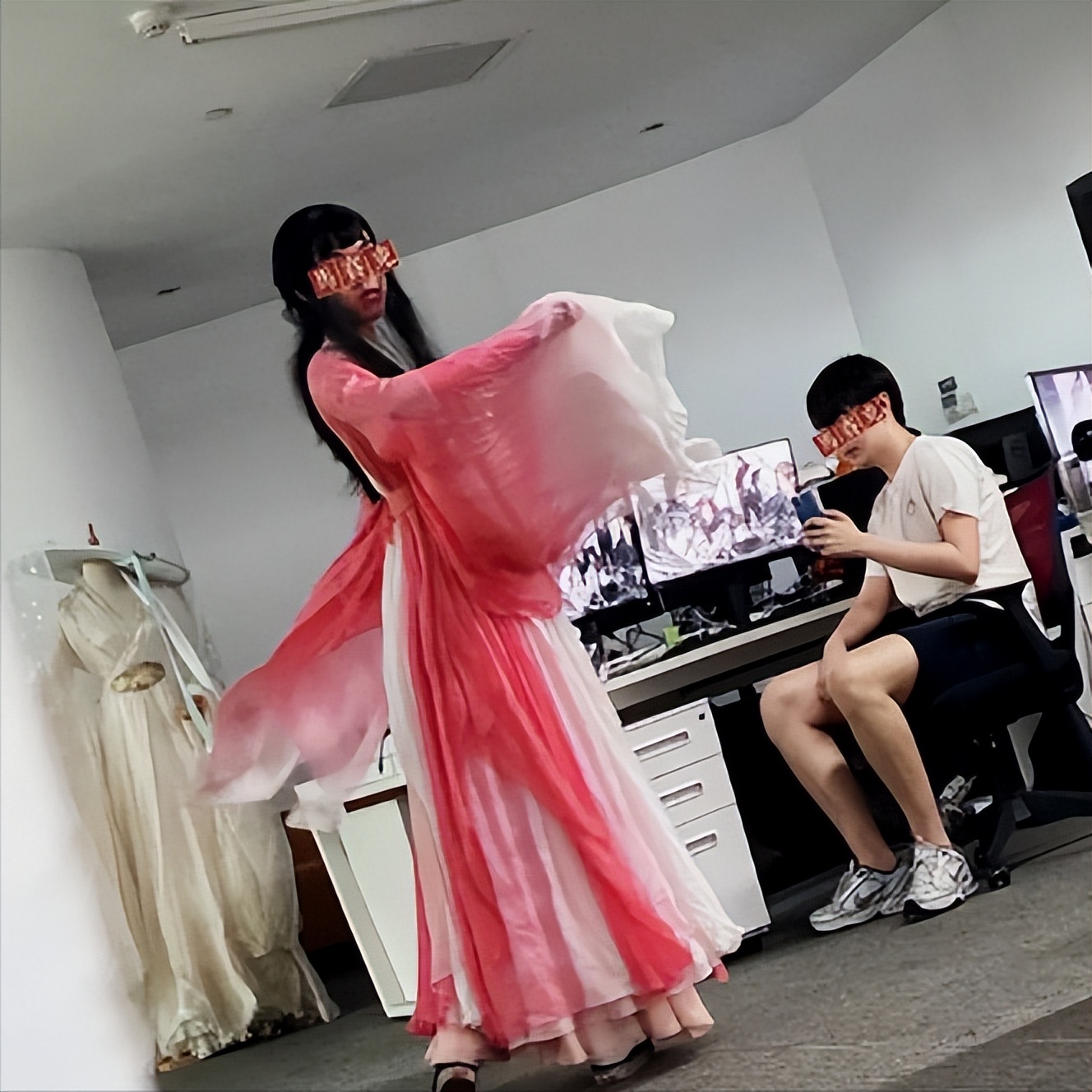 手机游戏|互联网最牛女装大佬：办公桌堆满布料，每天上班前要先做套衣服穿