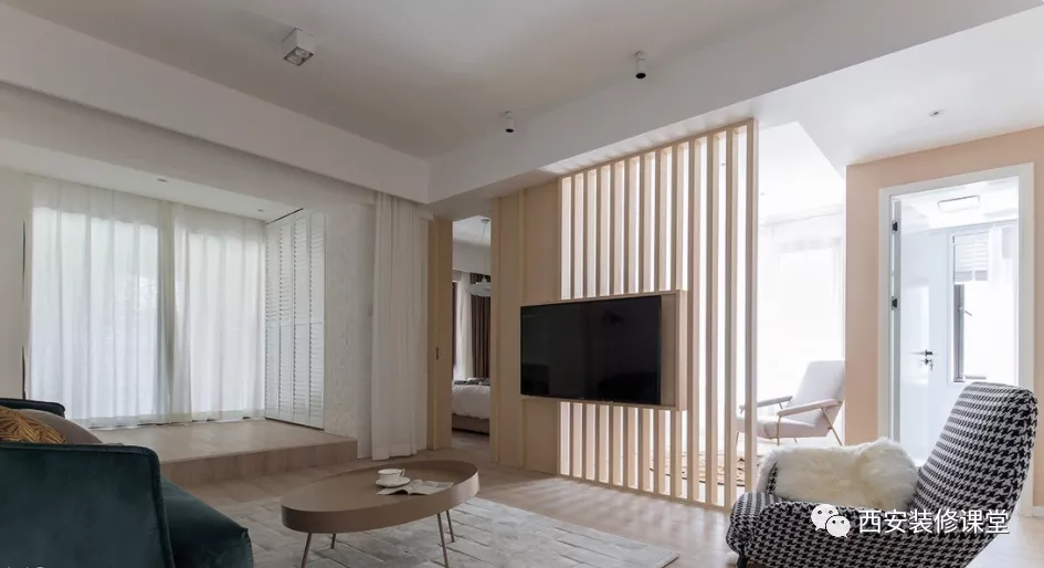 电视墙砸墙或者玻璃，放大空间