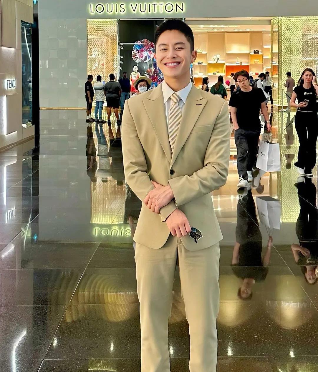 豪门明星|泰国女星Bella现身活动现场 与帅气老挝富豪合影引热议