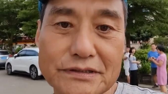 王俊棠|港星王俊棠到广东农村吃席！烧肉烧鸭摆满桌，尝试放鞭炮太开心