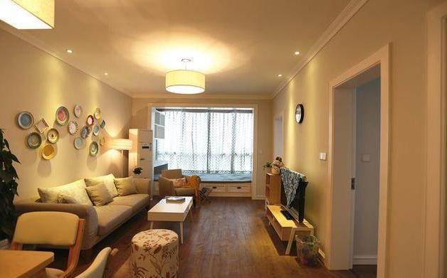 60平米的一居改成两居,客厅阳台封包成榻榻米,儿童房就有着落了