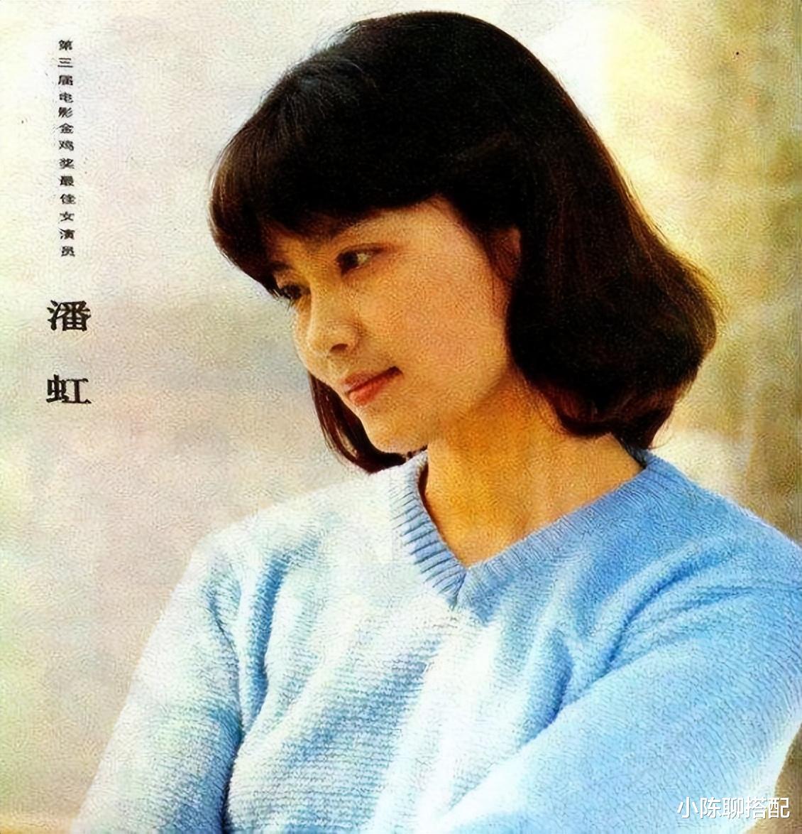 明星素颜 67岁潘虹太优雅了，“贵妃头+简约服饰”很实用，妈妈们可照穿