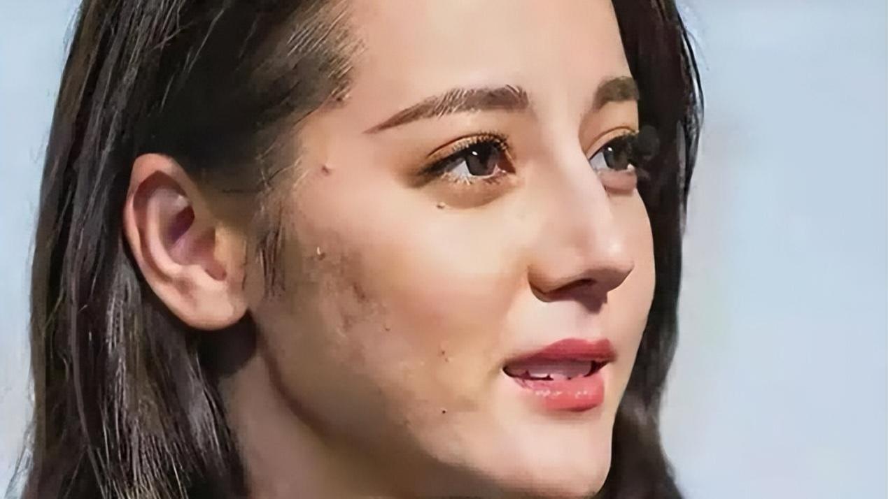 修图|假臀部、痘痘脸、赘肉！脱离精修图后，这些“女神”明星都翻车了