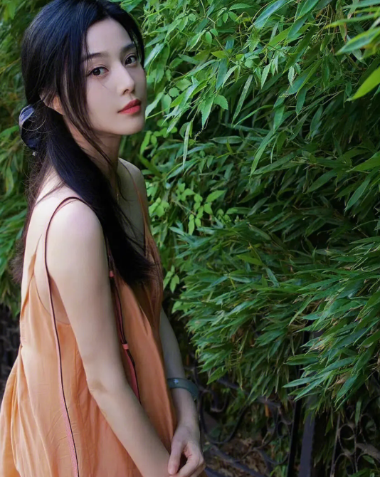 谢娜|谢娜孙俪成红毯亮点,生图嘴歪脸斜疑毁容