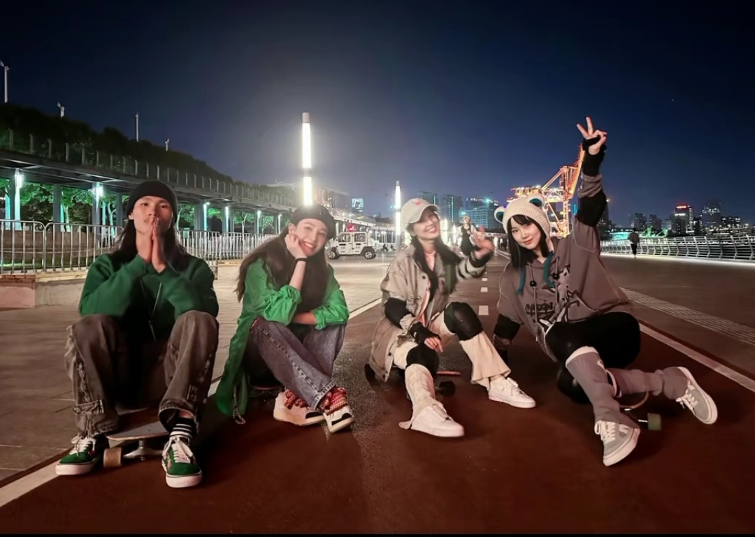 黄龄|黄圣依加入黄龄路冲队伍，首次上板就边滑边打电话，黄龄大赞厉害