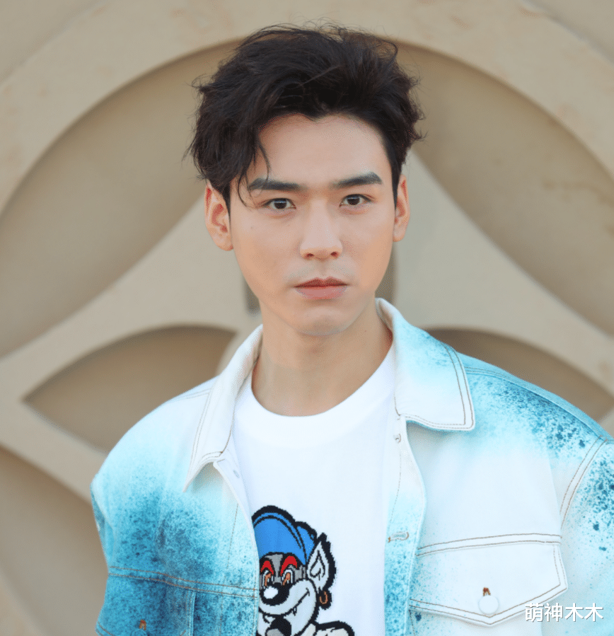 明星|时尚大秀现场翻车变村口大集:明星坐水泥台,零上20度穿貂蹦迪