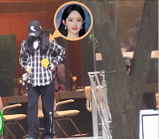 赵丽颖 赵丽颖独自做美发，格子衫戴棒球帽装扮低调，被赞最美辣妈