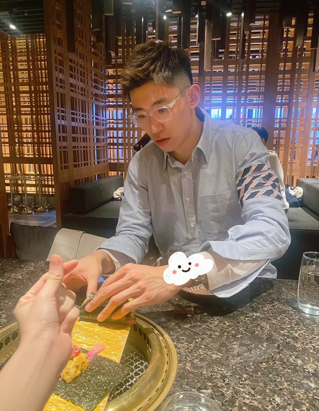 男排|男排队长妻子晒照，两人难得聚餐，没有比赛享受假期时光