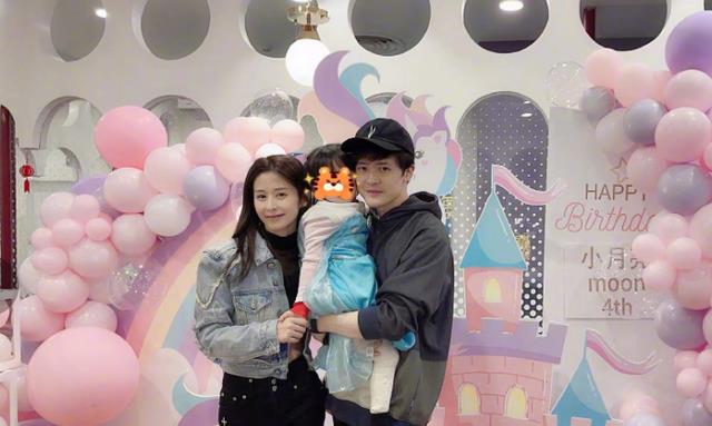 玫瑰|演员颖儿晒玫瑰花礼盒，称这是来自包老师的浪漫，让大家勇敢去爱