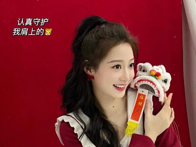 主持人|“国民闺女”冯琳，从领诵员到卫视春晚主持人，她的进步肉眼可见