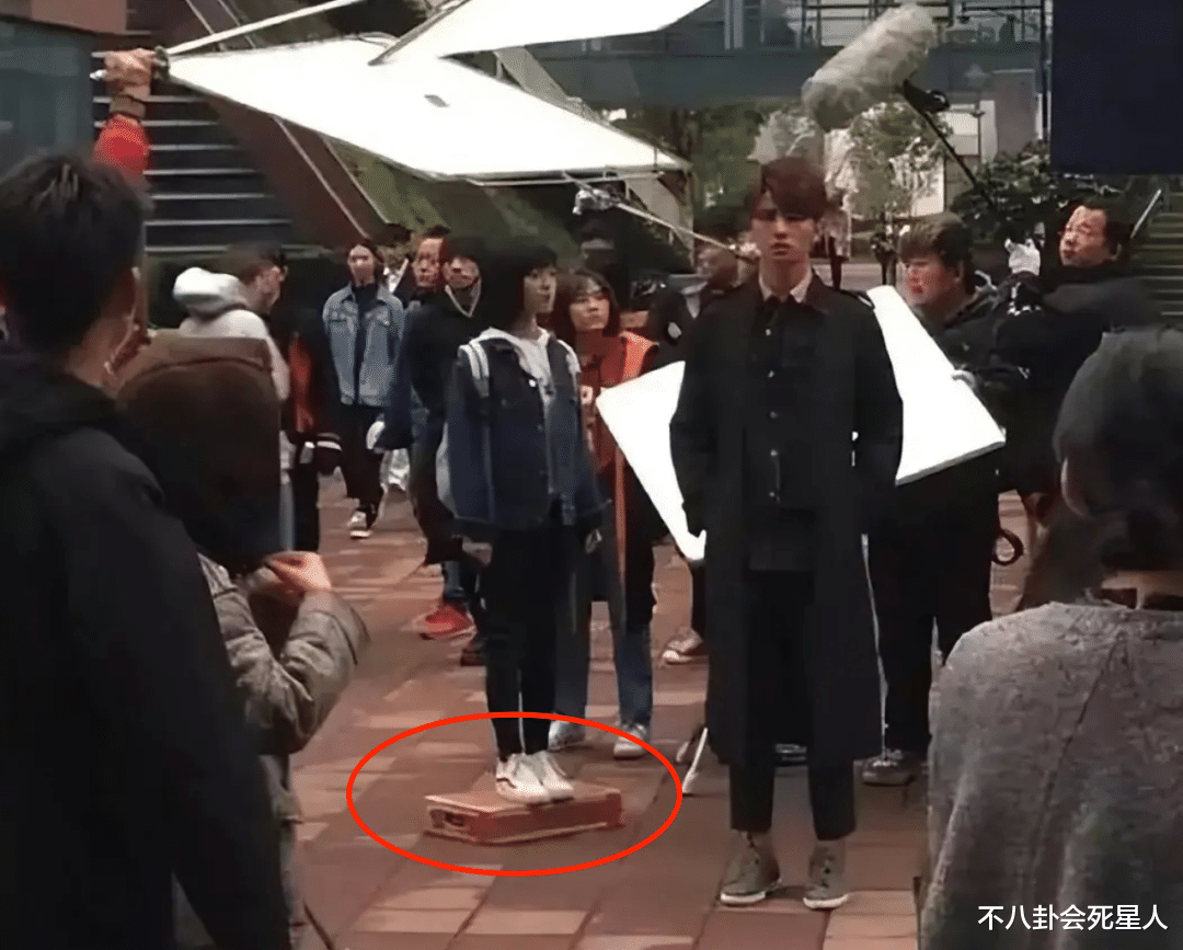 鞠婧祎|矮个女星谎报身高，穿高跷、垫木板、踩箱子，一拍戏就原形毕露
