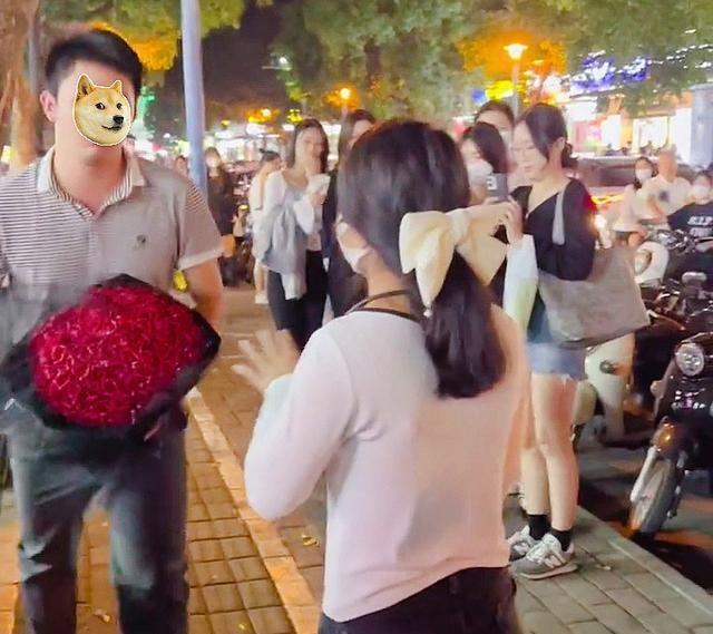一男子手捧2束玫瑰当街求婚,被女孩拒绝后,他的行为绝了