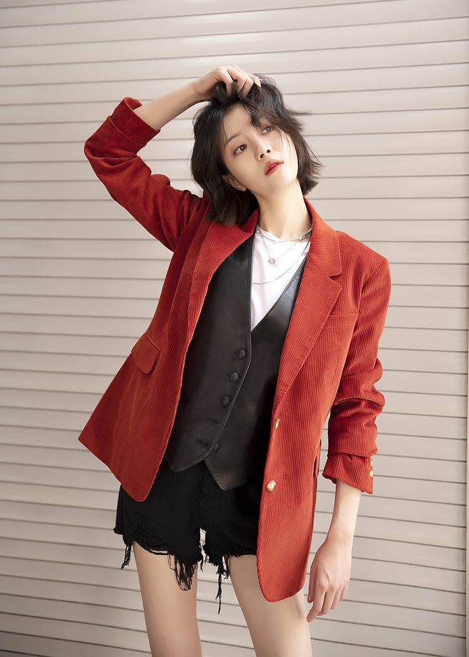 李溪芮|上综艺哭被嘲矫情，从“万年女二”到群像女主，一手好牌打得稀烂