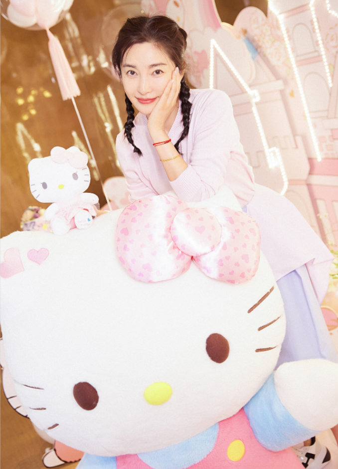 玻尿酸 其实李冰冰也挺会扮嫩的，穿紫色服装配双马尾，48岁像28岁似的