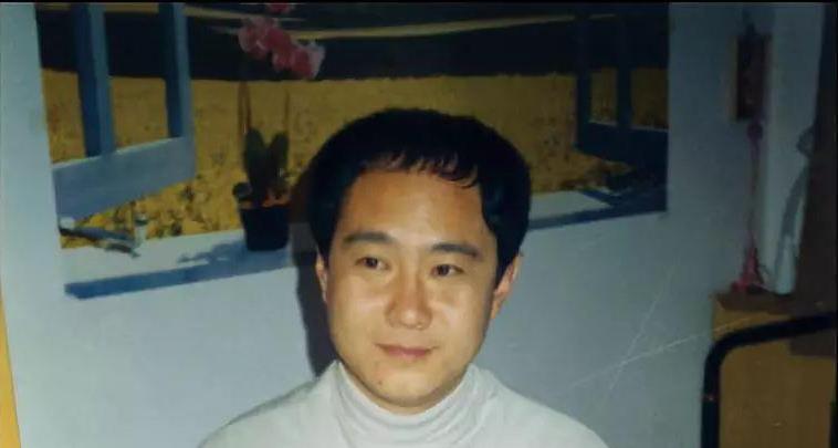 90年北京一流氓犯保外就医后回家结婚,狱警找上门才知被通缉5年