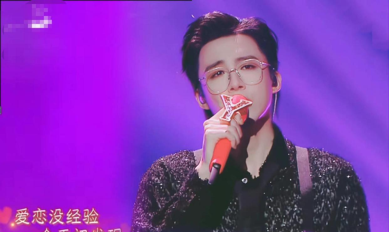 刘宇宁|刘宇宁被造谣抢番位，开直播回应：我不在乎也不抢，片酬到位就行