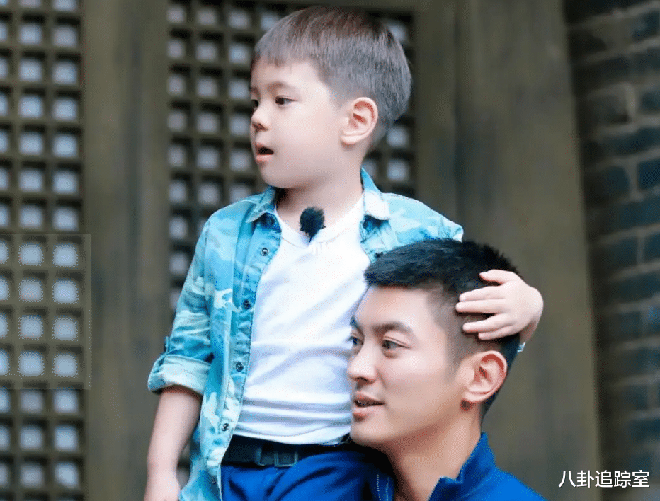 杜江|9岁嗯哼发自拍，咨询杜江长痘相关，陷入自我怀疑，却被夸太可爱