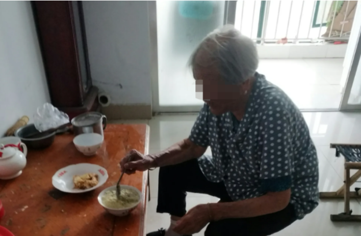 75岁老太,儿子意外去世,征收分了3套房子