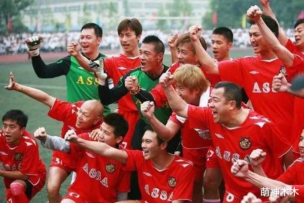 何家劲|62岁何家劲近况曝光，大汗淋漓陪员工踢足球，不顾形象坐地上