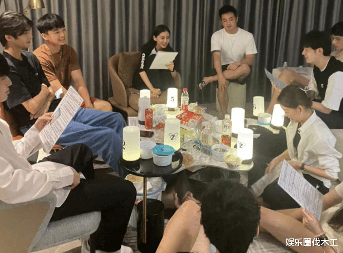 Angelababy|baby男模陪玩后现身酒店,熊抱小海绵母爱满满,黄晓明未露正脸