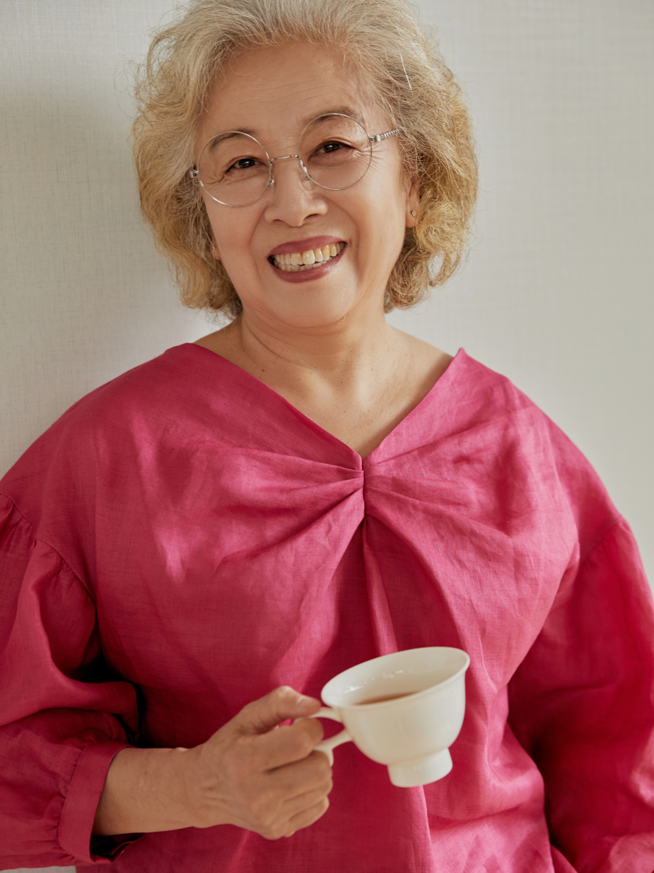眼影 这才是普通“奶奶辈”该学的打扮，优雅气质，一头白发也体面
