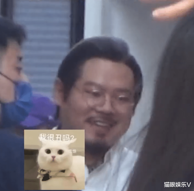 岳云鹏|岳云鹏近照模样大变！脸上胡子拉碴认不出，穿西装梳背头太显眼