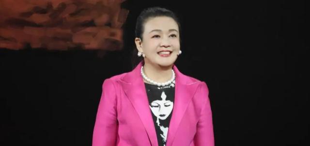 张兰|张兰自制头纱直播再怼大S：刷着前夫卡为光头买鞋子