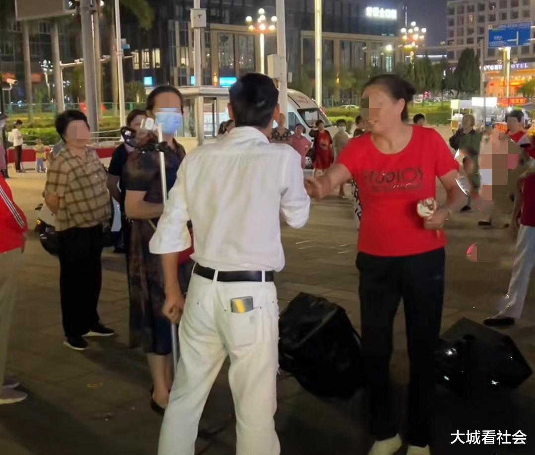 广场抢地盘?广东一主播被大妈砸音响,还被骂不懂体谅老年人