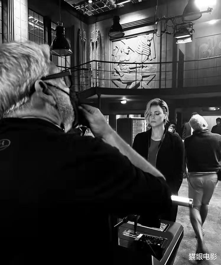 查理兹·塞隆|速激10反派同框！46岁塞隆被海王搂在怀里，网友：大魔王和小娇妻