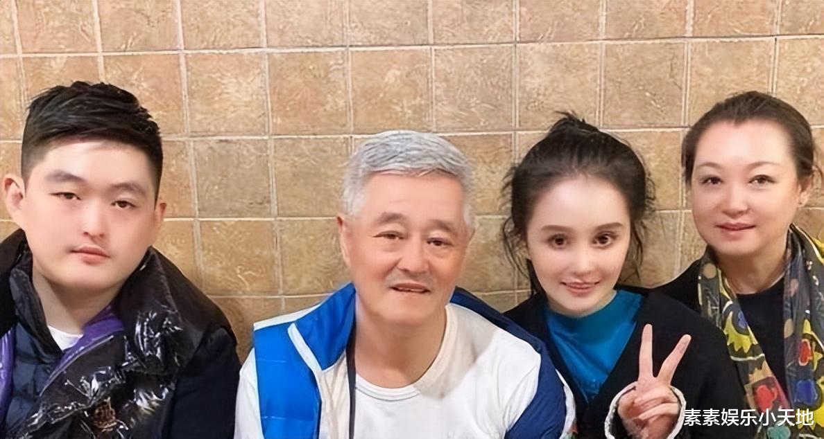 赵本山|赵本山女儿晒结婚证照,男方表情严肃,双眼圆瞪相当认真