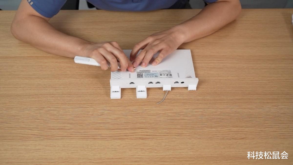 Linux|华为AX3Pro路由器DIY拆机换天线，实测信号速率提升明显