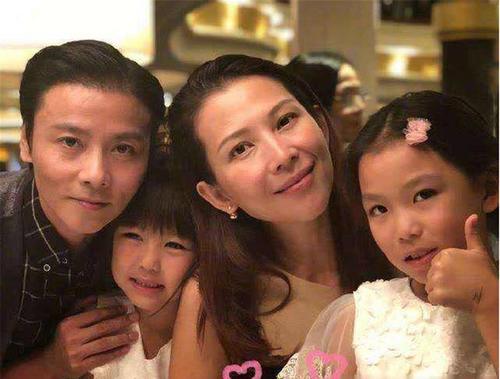 蔡少芬|有种“心酸”叫蔡少芬产子,46岁生三胎后,与丈夫合照像两代人